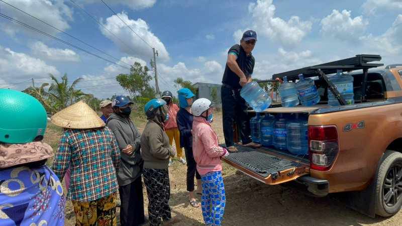 Vietcorp trao tặng nước sạch cho bà con Tiền Giang.png