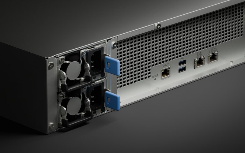 Synology_RS3626xs_ra_mat.jpg