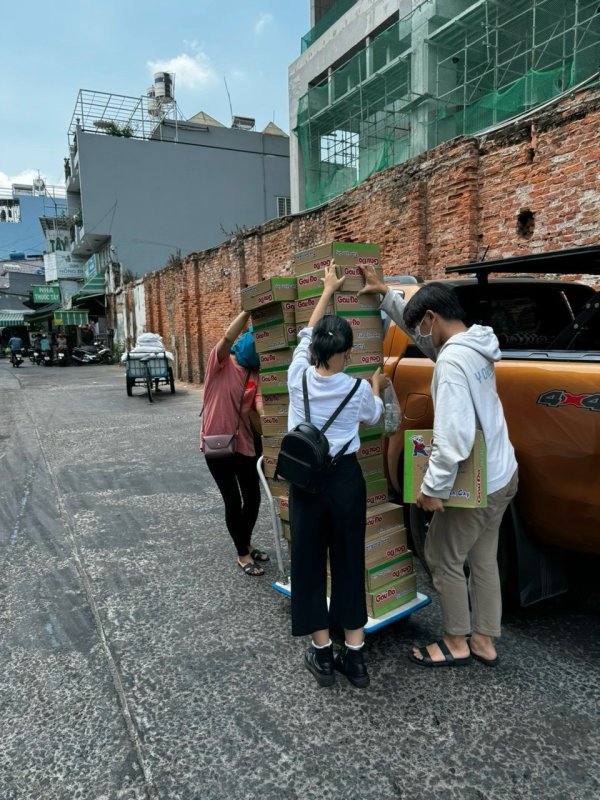 vietcorp-chia-se-yeu-thuong-cung-cac-cu-gia-neo-don-tai-chua-lam-quang (1).jpg