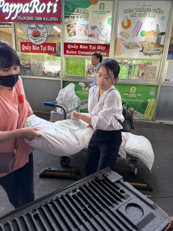 vietcorp-chia-se-yeu-thuong-cung-cac-cu-gia-neo-don-tai-chua-lam-quang (4).jpg