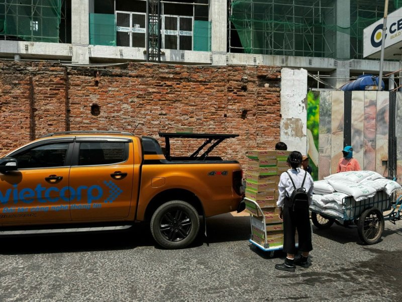 Vietcorp chia sẻ yêu thương với những mảnh đời neo đơn tại chùa Lâm Quang