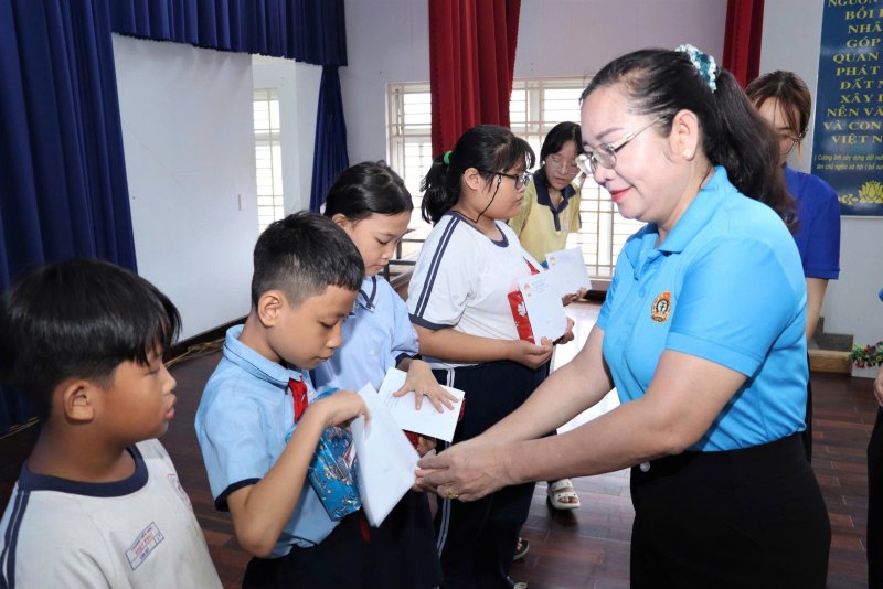 Vietcorp_chung_tay_cung_phuong_tang_nhon_phu_chap_canh_hoc_sinh_ngheo_vuot_kho (4).jpg