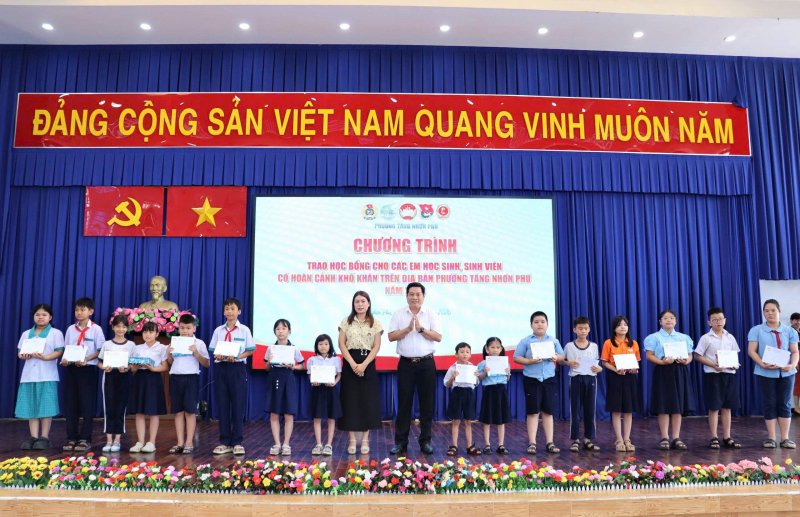 Vietcorp_chung_tay_cung_phuong_tang_nhon_phu_chap_canh_hoc_sinh_ngheo_vuot_kho (7).jpg