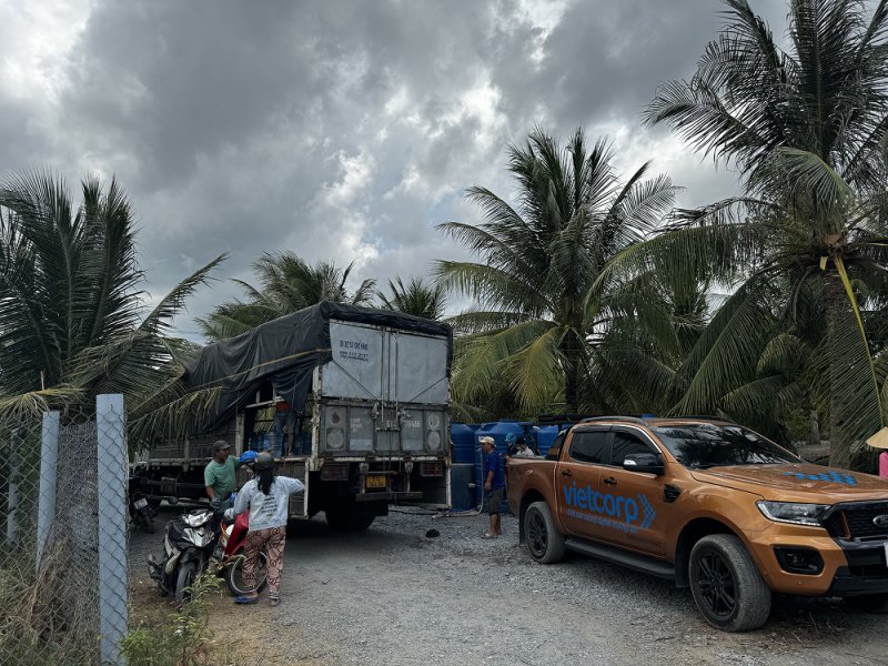 vietcorp_chuyen_xe_nghia_tinh_trao_tang_nuoc_cho_ba_con_tien_giang (2).jpg
