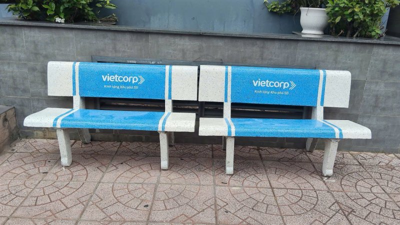 Vietcorp quyên góp ghế đá dành tặng khu phố 50