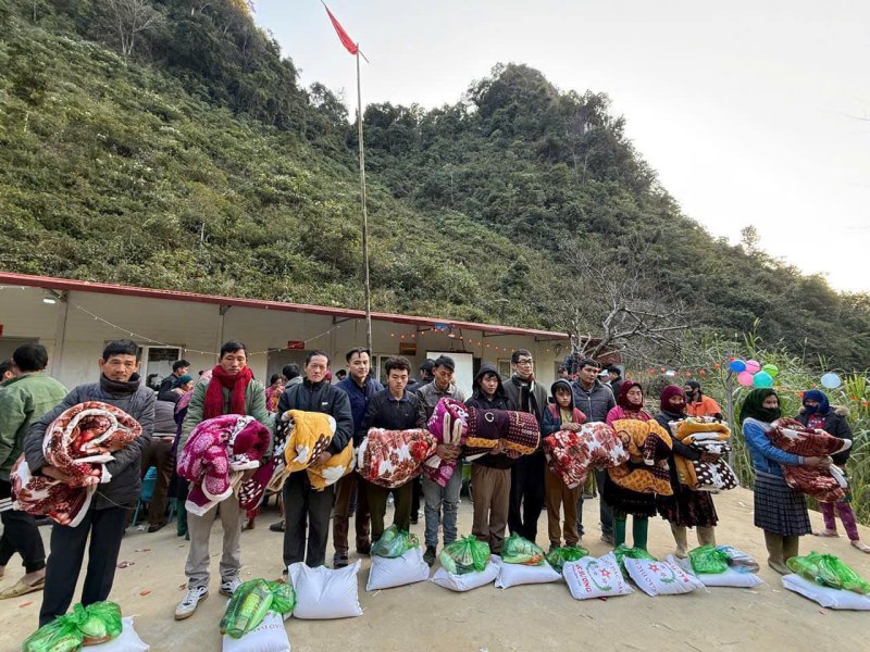 Vietcorp_tai_tro_may_tinh_vcloudpoint_cho_hoc_sinh_truong_PTDTBT_tieu_hoc_du_tien (4).jpg