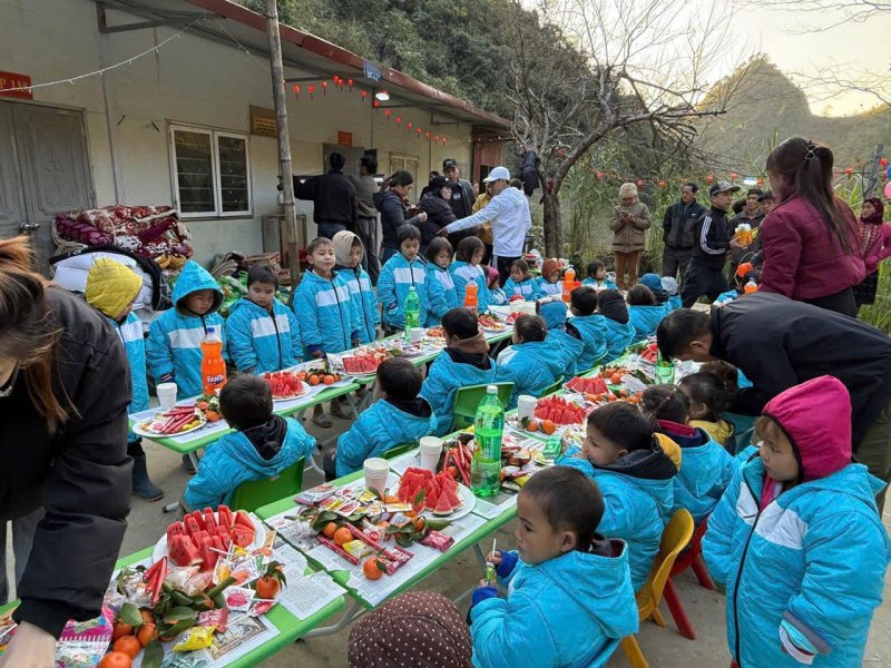 Vietcorp_tai_tro_may_tinh_vcloudpoint_cho_hoc_sinh_truong_PTDTBT_tieu_hoc_du_tien (6).jpg