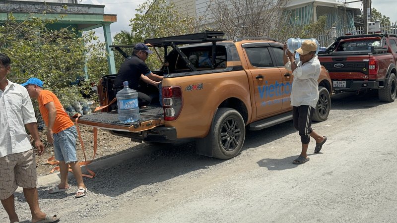 vietcorp_trao-tang_nuoc_cho_ba_con_tien_giang (1).JPG