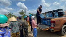 vietcorp_trao-tang_nuoc_cho_ba_con_tien_giang (3).JPG